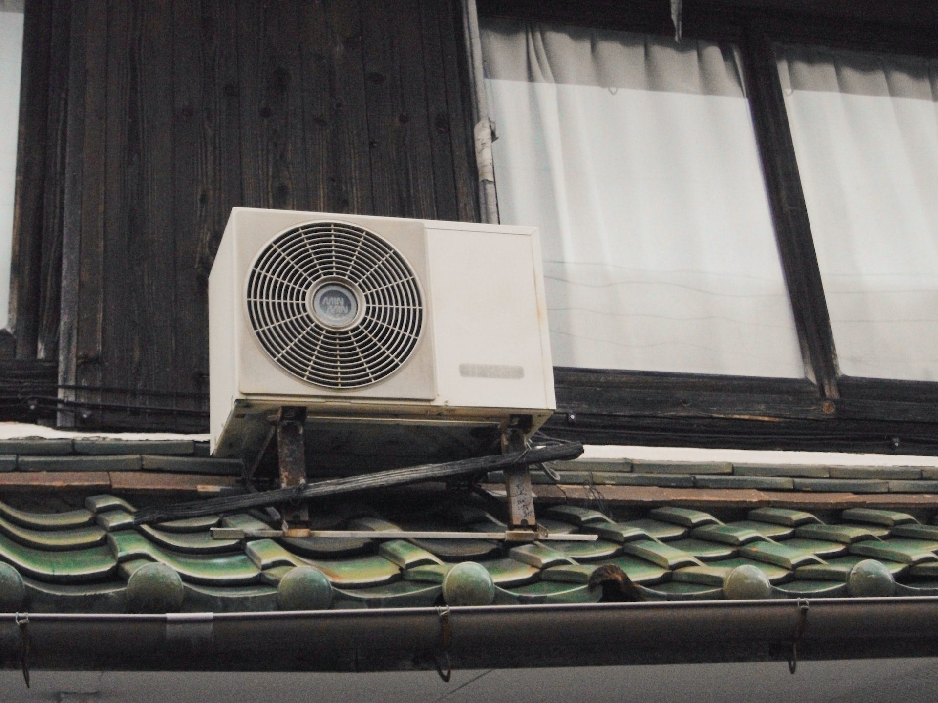 Wpływ klimatyzacji na środowisko. Jaka jest emisja CO2 i inne efekty uboczne?